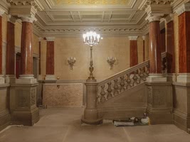 Fél em. ruhatár oldallépcső feljárója.