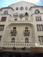2019. Bp. VIII. Vas utca 3. Sgraffitó feltárása, restaurálása (kék angyal) 1. kép